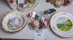 lot 623 image: Vintage Glassware and Tchotchkes
