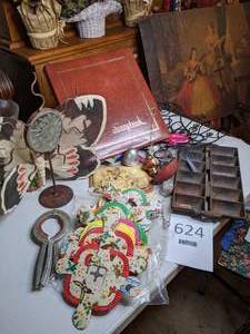 lot 624 image: Vintage to Modern Decor Items