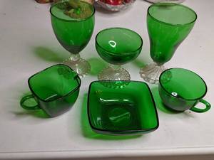 lot 626 image: (6) Piece Green Glassware Set