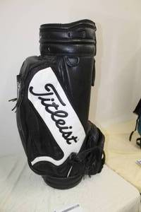 lot 113 image: Titleist Golf Club Bag