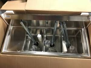 lot 39 image: KoolMore 3 Compartment Stainless Steel NSF Commercial Kitchen Sink with Drainboard - Bowl Size 12 x 16 x 10,Silver SEE PICS
