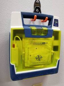 lot 131 image: Cardiac Science Power Heart AED 63 9300E-001, Response Kit, Curaplex SCPR Mask