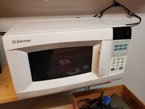 lot 133 image: Emerson Household Microwave Oven