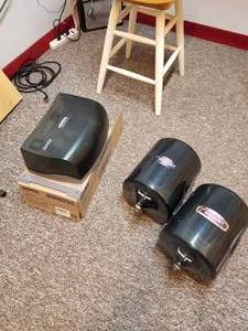 lot 135 image: Lot of (4) Kimberly-Clark Professional Microban Wall Mount Dispensers (x2), Wipes Commercial Wall Mount Dispensers (x2)