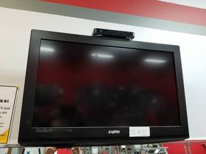 lot 139 image: Sanyo Flat Screen 32 TV DP3264P with Remote Control