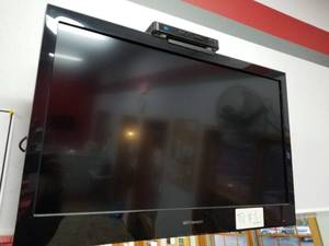 lot 142 image: Emerson Flat Screen 32 TV with Remote Control