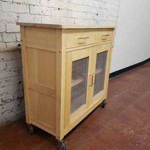 lot 105 image: Clean Kitchen Rolling Island