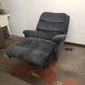 lot 141 image: Powered La Z Boy Recliner