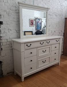 lot 108 image: Bob Mills Folio 21 Master Dresser and Vanity