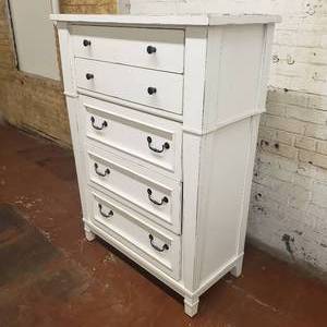 lot 103 image: Bob Mills Folio 21 Dresser