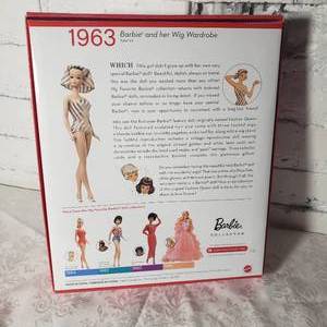 lot 253 image: Mattel BARBIE  Barbie and Her Wig Wardrobe R9524    NRFB