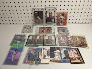 lot 137 image: (21) Barry Bonds Baseball Cards