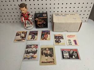 lot 213 image: Assorted Vintage Hockey Cards - Wayne Gretzky and Others