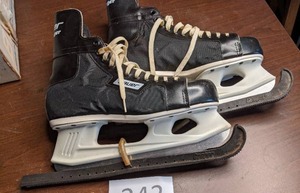 lot 242 image: Size 9 Mens Bauer Challenger Hockey Skates