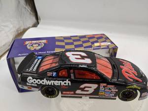 lot 39 image: (2) Diecast Cars in Original Boxes - see photos