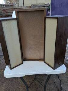 lot 187 image: 1970s Speaker and (2) Arvin Psychadelic Flashing Lights