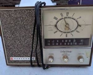 lot 309 image: Vintage Panasonic Solid State AMFM Radio
