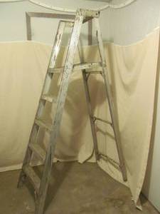 Aluminum folding ladder