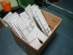 lot 31 image: Apple A1243 keyboards. 16 Total 