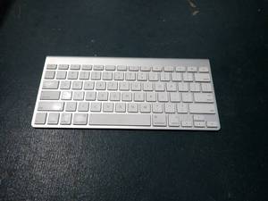 lot 32 image: Apple A1314 wireless keyboard