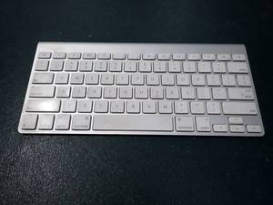 lot 33 image: Apple A1314 wireless keyboard