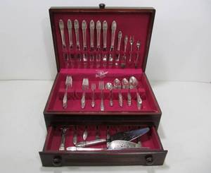 lot 18 image: Large Set of Vintage Rogers First Love Flatware Set wCase