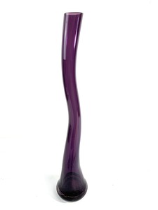 lot 187 image: LARGE Amethyst Art Glass Tall Vase