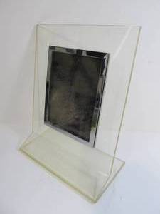 lot 186 image: Vintage MCM Thick Lucite Standing Picture Frame
