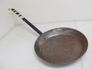 lot 206 image: LARGE Vintage Metal Long Handle Skillet