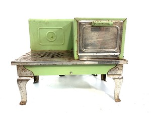 lot 194 image: Vintage 1950s Electric Toy Stove