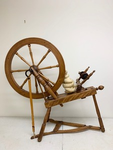 lot 209 image: Nice Antique Wooden Spinning Wheel 
