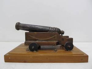 lot 37 image: Vintage Iron Cannon Desk Statue 