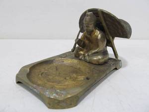 lot 87 image: Vintage Heavy Solid Brass Oriental Figural Ashtray
