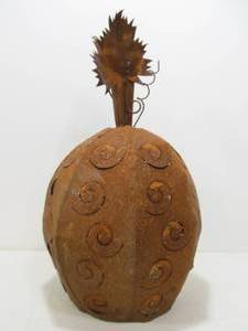 lot 100 image: Large Metal Pineapple YardGarden Statue