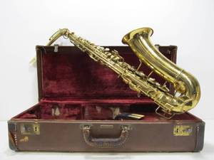 lot 104 image: Vintage PAN AMERICAN Saxophone wCase