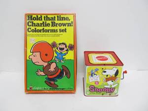 lot 157 image: Vintage PEANUTS Colorform Set & Snoopy Jack In The Box