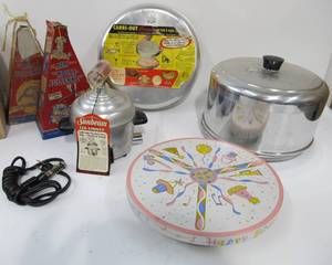 lot 276 image: Nice Group of Vintage 1940s-50s Kitchen Items