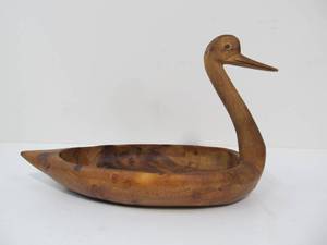 lot 286 image: Vintage Hand Carved Wooden Duck Centerpiece Bowl