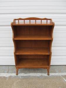 lot 326 image: Vintage Solid Wood Maple Bookshelf
