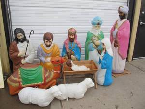 lot 3 image: LARGE 10-Piece Vintage Outdoor Christmas Blow Mold Nativity Set