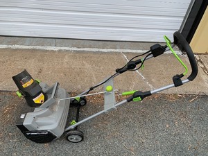 lot 289 image: Working EarthWise 18 Snow Blower 