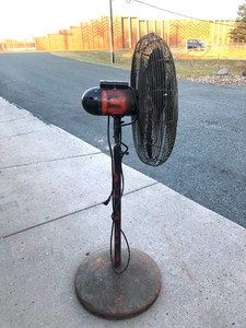 lot 290 image: Large Heavy Duty Vintage Industrial Warehouse Air Circulator Fan