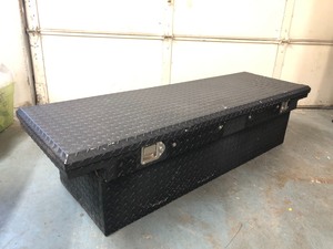 lot 291 image: Large Metal Pickup Truck Tool Box wKey