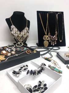 lot 2 image: Very Nice Estate Lot of Vintage Costume Jewelry