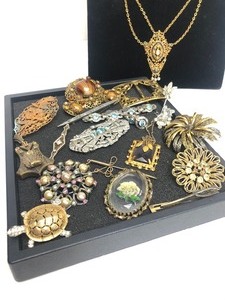lot 301 image: Nice Estate Lot of Vintage Costume Jewelry