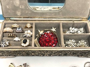 lot 302 image: Nice Estate Lot of Vintage Costume Jewelry Watches & Rings