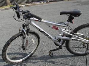 lot 269 image: Mens Genesis 2750 Bicycle