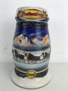 lot 11 image: Vintage 2000 Budweiser Holiday Beer Stein Holiday in the Mountains