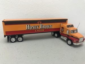 lot 31 image: Honey Brown Beer Collectable Miniature Semi-Truck (Missing piece underneath)