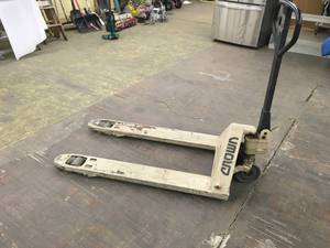 lot 11 image: Crown Pallet Jack